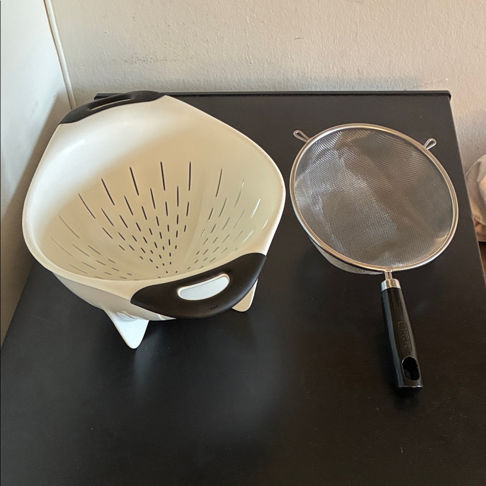 White and Black Colander with Strainer Set